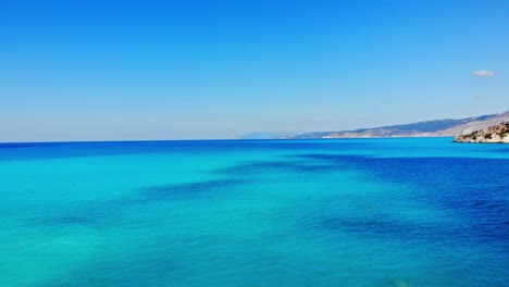 Océano-Azul-De-La-Playa-De-Agia-Kiriaki-En-Kefalonia,-Grecia---Toma-Panorámica
