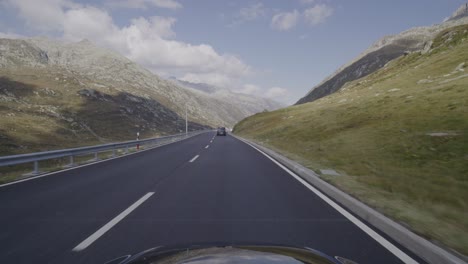 Conducir-Un-Automóvil-En-El-Paso-Gotthard-Del-Sur-Al-Norte-De-Suiza