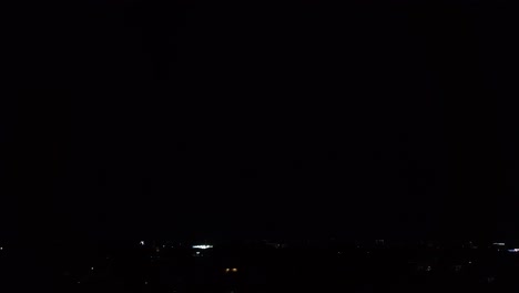 Gewitter-Am-Nachthimmel-über-Der-Stadt
