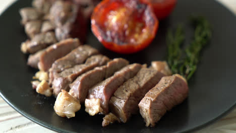 Gegrilltes-Medium-Rare-Beefsteak