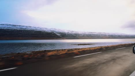 Blick-Auf-Einen-Großen-Fluss-Und-Schneebedeckte-Berge-In-Island-Während-Der-Fahrt