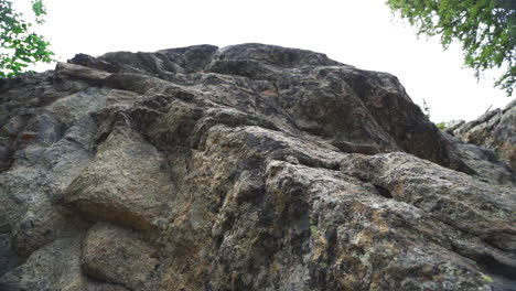 Blick-Auf-Eine-Riesige-Felswand