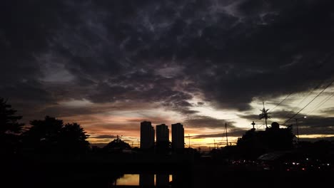 Dunkler-Himmel-Bei-Sonnenuntergang-Mit-Silhouette-Urbanem-Vordergrund
