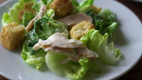 Caesar-Salat-Mit-Hähnchen-Auf-Teller