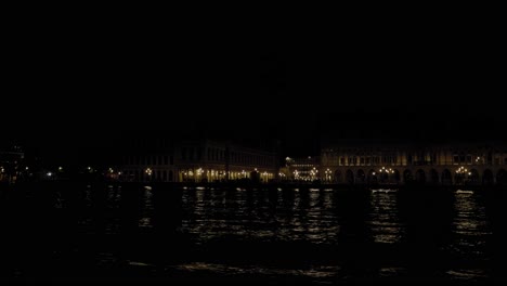 Vista-Nocturna-De-La-Plaza-San-Marco,-Plaza,-Venecia,-Italia