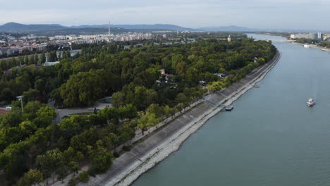 Danube-River-in-Beautiful-European-City-of-Budapest,-Hungary---Aerial