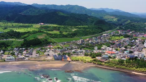 Vuelo-Hacia-La-Costa-Japonesa-De-Miyazaki-Y-El-Entorno-Icónico
