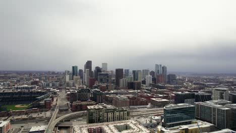 Skyline-Der-Innenstadt-Von-Denver,-Colorado,-Umgeben-Von-Urbanem-Stadtbild