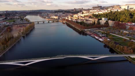 Luftaufnahme-Der-Universitätsstadt-Coimbra-In-Portugal-Drohne-Fliegt-über-Den-Großen-Fluss-Mit-Brücke,-Um-Das-Zentrum-Der-Altstadt-Zu-Verbinden