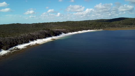 Drone-Disparó-Al-Lago-Mckenzie-En-La-Isla-Fraser-Australia-Descendiendo-Hacia-La-Playa-De-Arena-Blanca