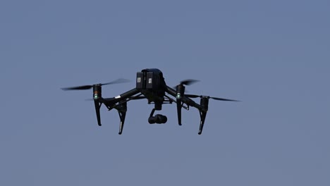 Die-Drohnenschleuder-An-Einem-Hellen-Sonnigen-Tag,-Drohnenschweben,-Drohnenkamera,-Quadcopters