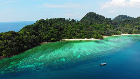 Una-Hermosa-Isla-Paradisíaca-En-Tailandia-Con-Un-Barco-A-Las-Afueras-Del-Territorio-Visible-Del-Arrecife-De-Coral