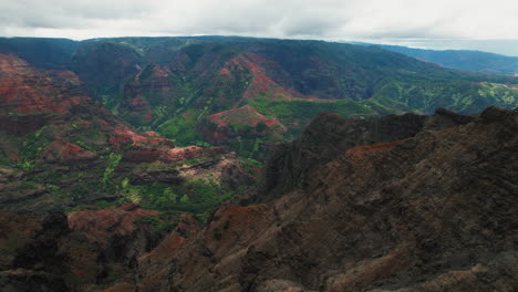 Epischer-Flug-über-Die-Waimea-Canyon-Auf-Kauai-In-Hawaii