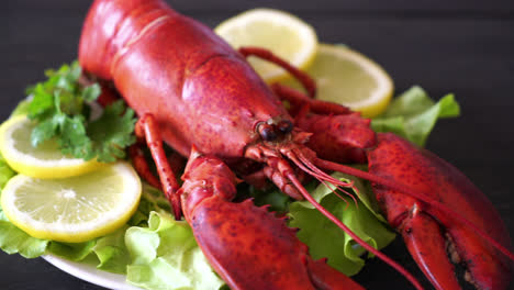 freshly-boiled-lobster-with-vegetable-and-lemon