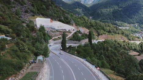 Coches-Pasando-Por-La-Carretera-De-Montaña-En-Andorra