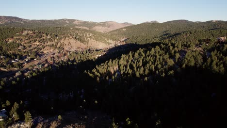 Montañas-De-Pinos-Coníferos-Y-Cadenas-Montañosas-En-El-Campo-De-Colorado-Durante-La-Hora-Dorada
