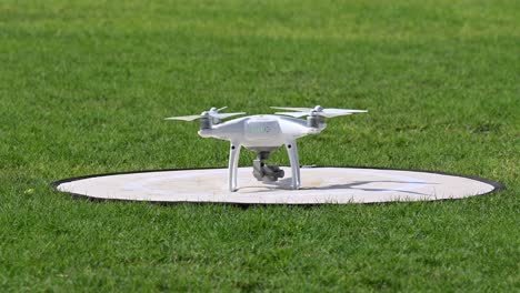 Der-Drohnenstart-An-Einem-Sonnigen-Tag,-Drohnenfliegen,-Drohnenkamera,-Quadrocopter