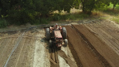 Tractor-Vintage-Trabajando-En-La-Plantación-Al-Aire-Libre,-Preparando-La-Tierra-Para-El-Cultivo,-Modificando-El-Concepto