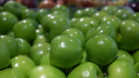 A-pile-of-organic-granny-Smith-apples-in-a-bin-at-the-farmer's-market---close-up-isolated-copy-space