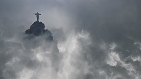 Jesus-Auf-Dem-Gipfel-Des-Berges-Vor-Dem-Hintergrund-Eines-Gewitters