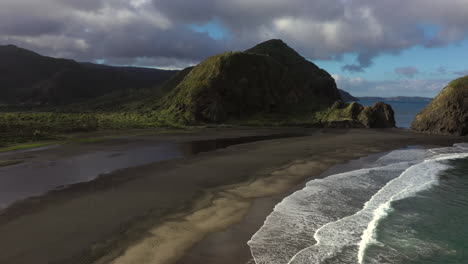 Malerisches-Panorama-Von-Whatipu-Beach-Mit-Felsformationen-Huia-Reserve,-Neuseeland