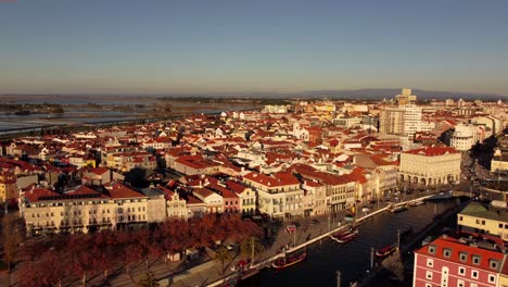 Luftaufnahme-Der-Stadt-Aveiro-An-Der-Westküste-Portugals-Entlang-Einer-Lagune-Namens-Ria-De-Aveiro-Während-Des-Sonnenuntergangs