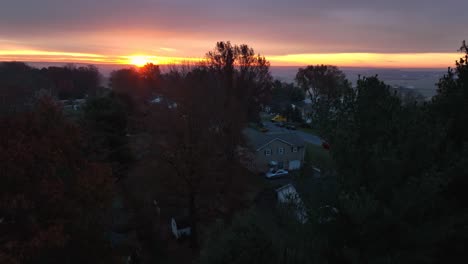 Aufsteigende-Luftaufnahme-Zeigt-Häuser-Bei-Sonnenaufgang-Am-Morgen