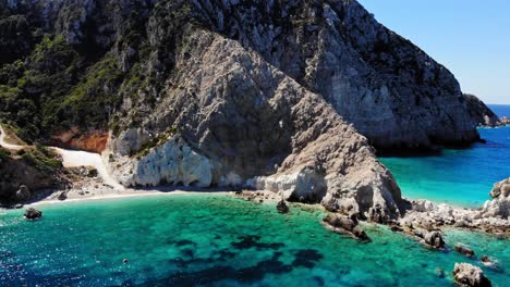 Luftaufnahme-Von-Felsklippen-Und-Türkisfarbenem-Wasser-Am-Strand-Von-Agia-Eleni-In-Griechenland---Drohne-Dolly-Shot
