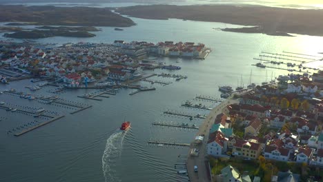 Barco-Navegando-A-Través-Del-Puerto-Marítimo-De-Marstrand,-Paisaje-Aéreo-Descendente,-Suecia