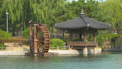 Koreanisches-Traditionelles-Hölzernes-Wasserrad-Und-Pavillon---Rastplatzpagode-In-Der-Nähe-Des-Sees-Im-Songdo-Central-Park-Incheon