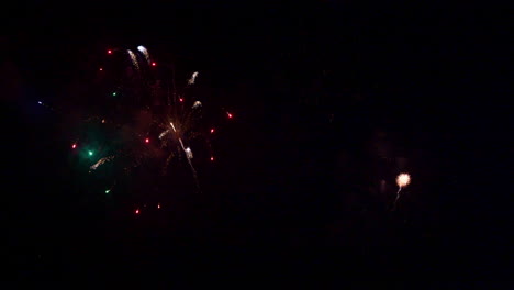Schönes-Abstraktes-Buntes-Feuerwerk-Explodiert-Nachts-Am-Himmel-Ein-Symbol-Der-Feier-Im-Neuen-Jahr-Für-Den-Hintergrund