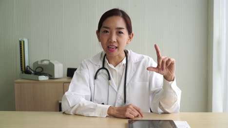 Asiatische-Ärztin,-Die-Im-Büro-Spricht