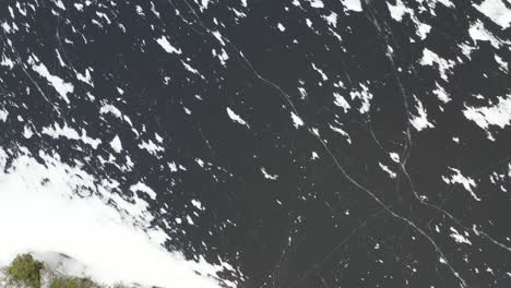 See-Im-Winter-Bedeckt-Mit-Frost-Und-Eis,-Geschossen-Von-Einer-Drohne,-Die-Aufsteigt