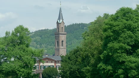 Torre-De-La-Iglesia-De-San-Lorenzo-En-Weinheim-Vista-Desde-El-Parque-De-La-Ciudad