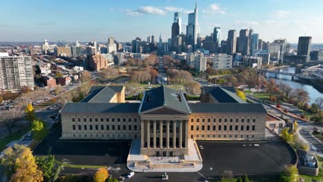 Aerial-establishing-shot-of-Philadelphia-skyline,-Museum-of-Art