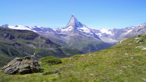 Matterhorn-Mit-Blauem-Himmel-In-Zermatt,-Schweiz