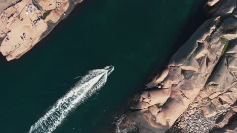 Boote-Segeln-Schnell-über-Das-Dunkle-Wasser-Zwischen-Den-Felseninseln-In-Stångenäs,-Lysekil,-Schweden---Luftaufnahme