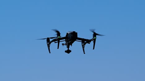 Die-Drohne-Schwebt-An-Einem-Hellen-Sonnigen-Tag,-Drohnenfliegen,-Drohnenkamera,-Quadcopters