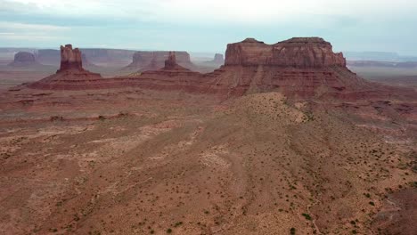 Monument-Valley-Navajo-Tribal-Park,-Formaciones-De-Arenisca-Roja-Y-Desierto,-Vista-Aérea-Cinematográfica
