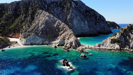 Impresionantes-Aguas-Azules-En-La-Playa-De-Agia-Eleni-En-Kefalonia-Grecia---Toma-Aérea