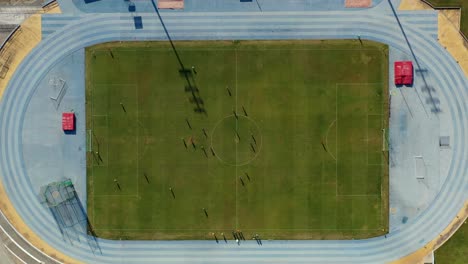 Fotografía-Cenital-De-Un-Partido-De-Fútbol-En-El-Campo-De-Fútbol,-Modo-Trípode-De-Drones-En-Portugal