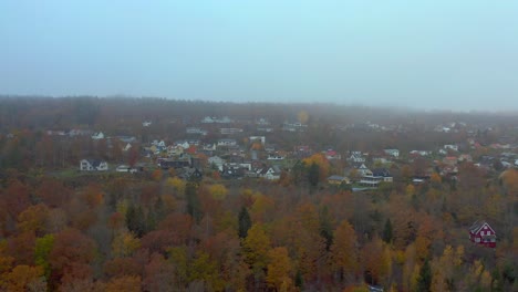 Malerische-Holzhütten-In-Schweden-In-Der-Nähe-Eines-Sees
