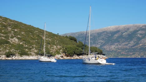 Segelboote-In-Der-Nähe-Des-Strandes-Von-Agia-Eleni-Auf-Der-Insel-Skiathos---Weitschuss