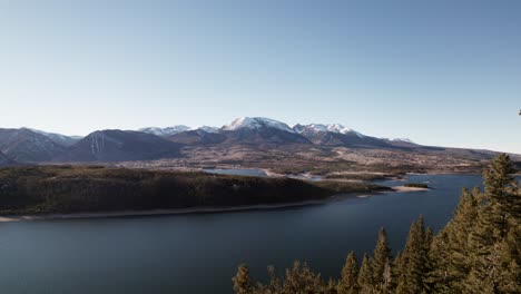 Blue-Arm-River-In-Der-Nähe-Von-Alpinen-Hügeln-Im-Sapphire-Point-Lake-Reservoir-Colorado-Mit-Büffelberg