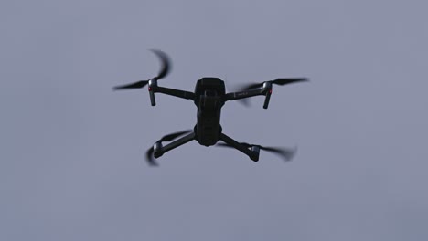 Die-Drohne-Schwebt-An-Einem-Hellen-Sonnigen-Tag-Im-Flug,-Drohne-Schwebt,-Drohne-Kamera,-Quadcopter