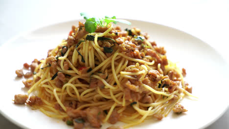 Espaguetis-Picantes-Salteados-Con-Cerdo-Picado-Y-Albahaca