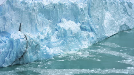 Hielo-Glaciar-Derritiéndose-Y-Cayendo-En-El-Agua-Del-Océano,-Cerrar
