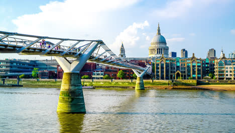 timelapse-People-walking-over-Millennium-bridge-with-St-Pauls-cathedral-background