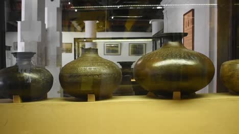 Antiguas-Vasijas-De-Barro-En-Un-Museo
