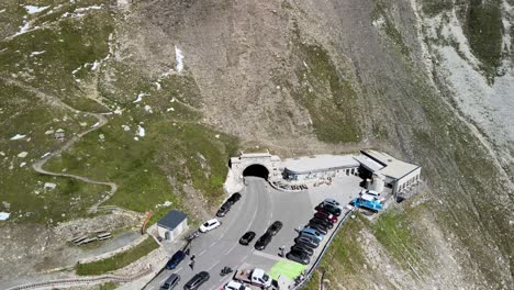 Vuelo-Temprano-En-La-Mañana-Sobre-La-Popular-Carretera-Alpina-De-Grossglockner-En-La-Alta-Cordillera-De-Tauern-En-Los-Alpes,-Austria